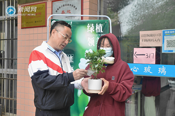 d81bbfec99c343dc9861bfc3488bc59f.jpg 植树2.jpg