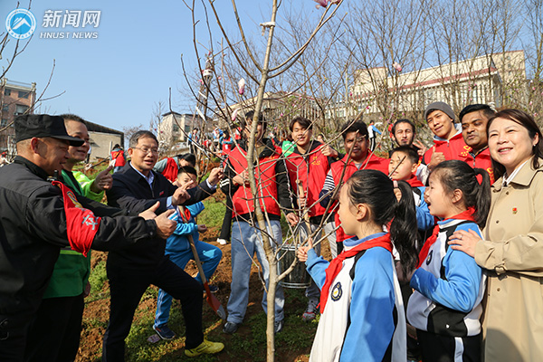 83aa94b9861f470f810d40781d7d694b.jpg 植树1.jpg