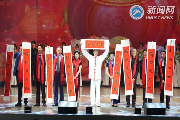 9486e0636af54f9098570c902bcd4029.jpg 文艺晚会9.jpg