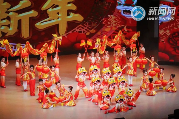 d20850f1404f404a8ecc84a81df6d5a4.jpg 文艺晚会2.jpg