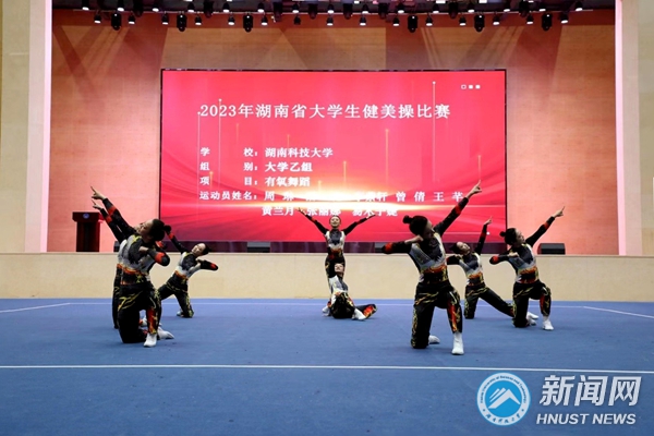 5b7130e0c03640b6980758f17194efe9.jpg 健美操2.jpg