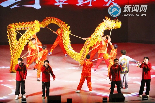 11d25a5e19a24427ae28e6c2a4ac5634.jpg 文艺晚会5.jpg