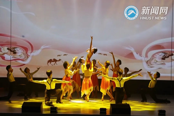 c6b1185a62c84d7e81093dbc23d0bd10.jpg 文艺晚会4.jpg