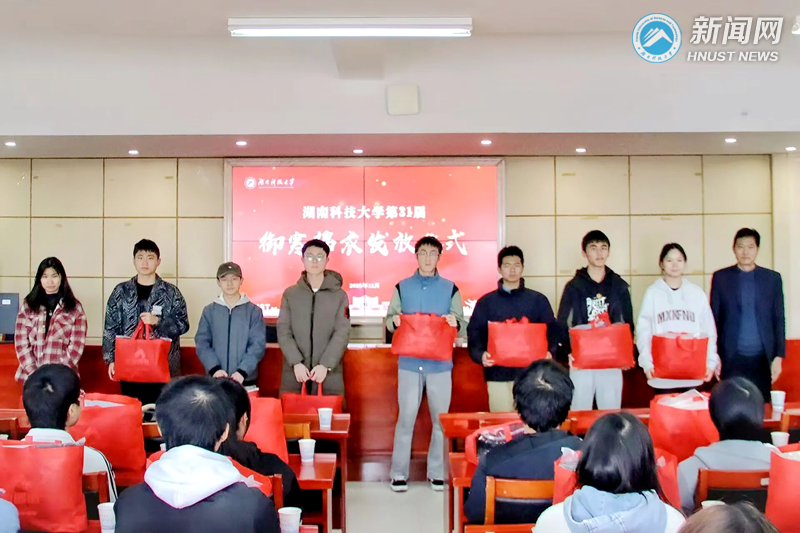 a1c88059de734da7ac20b7bfe00a46f9.jpg 御寒棉衣1.jpg