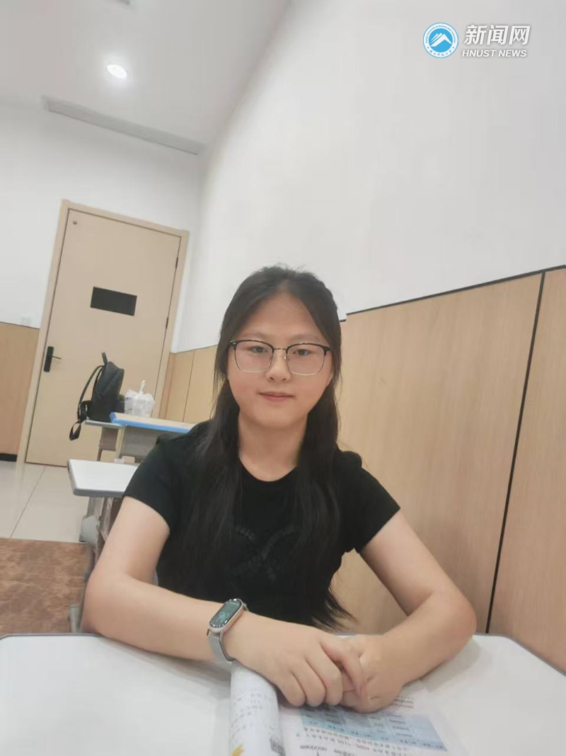 Courage Under Pressure: Freshman Yang Shuqiong Protects Young Girl in Crisis